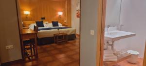 una habitación de hotel con una cama y un lavabo en Hotel Real De Toledo, en Toledo 73 fotos más