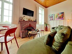 São João de AreiasPalacete Beekman by Hostiva的带沙发和壁炉的客厅