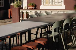 São João de AreiasPalacete Beekman by Hostiva的桌椅前的桌子和椅子