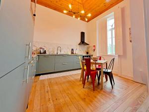São João de AreiasPalacete Beekman by Hostiva的房间里有一张桌子和几把椅子的厨房