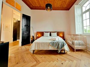 São João de AreiasPalacete Beekman by Hostiva的带床和木地板的卧室 更多38张照片