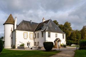 a large white house with a turret at Le château in Souvigny