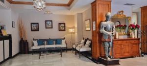 a living room with a statue in the middle at Hotel Real De Toledo in Toledo