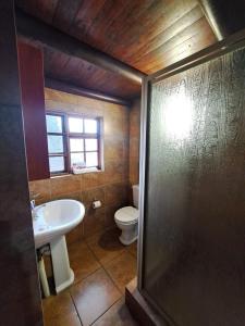 Unit 77 Kubu Mabalingwe nature reserve في وارمباثس: حمام مع حوض ومرحاض ونافذة +9 صور