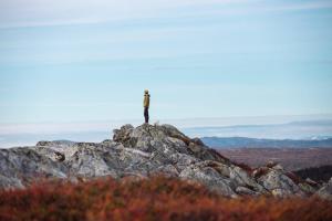 una persona parada en la cima de una montaña en Hyttekos Lodge, en Kvitfjell 42 fotos más