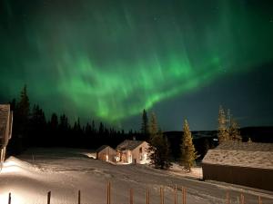 una imagen de la aurora bailando en el cielo en Hyttekos Lodge, en Kvitfjell