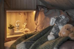 un grupo de animales de peluche sentados en una cama en Hyttekos Lodge, en Kvitfjell