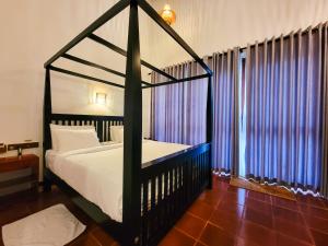 Giường trong phòng chung tại Praana Ayurveda Boutique Villa +28 ảnh