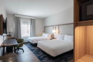 比弗克里克Fairfield Inn & Suites Dayton Beavercreek的有两张床和一张书桌的酒店房间
