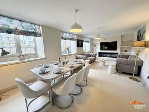 TV a/nebo společenská místnost v ubytování Headmasters House