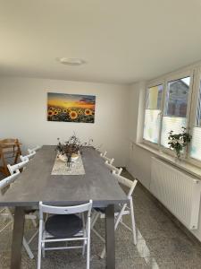 una sala da pranzo con tavolo grigio e sedie di Port007 a Priepert