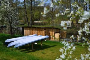 una fila di tavole da surf su una panchina in un cortile di Port007 a Priepert Altre 20 foto