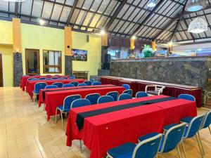 巴图Pondok Jatim Park Hotel & Café的宴会厅配有红色桌子和蓝色椅子