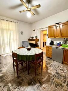 une cuisine avec une table et un ventilateur de plafond dans l'établissement Elegant Home, boasting sweeping sea !, à Wilderness 1 autre photo