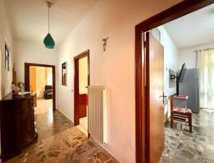 Cette chambre dispose d'un couloir et d'un salon. dans l'établissement Elegant Home, boasting sweeping sea !, à Wilderness