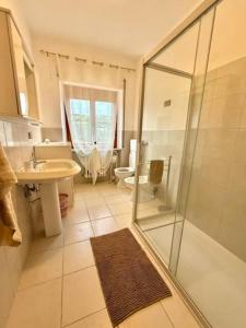 une salle de bains avec douche, lavabo et toilettes dans l'établissement Elegant Home, boasting sweeping sea !, à Wilderness