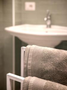 锡拉库扎Ortigia Domus的水槽和水槽前的一把椅子