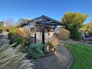 Сад в 70 qm grosser gepflegter, ruhiger Bungalow, Strandnah mit großen, uneinsehbaren Garten, Terrassenüberdachung