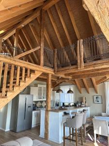 贝利茨Cottage am Rosencarree的厨房设有木横梁天花板