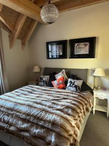 贝利茨Cottage am Rosencarree的一间卧室配有一张床、两盏灯和吊灯。