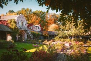 een tuin voor een huis met bloemen bij Cottage am Rosencarree in Beelitz