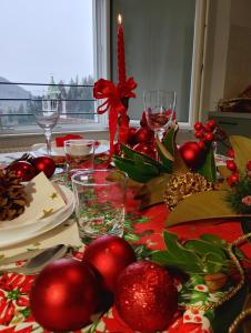 MuinaにあるIl Ricjûlのテーブル上のクリスマス装飾のテーブル