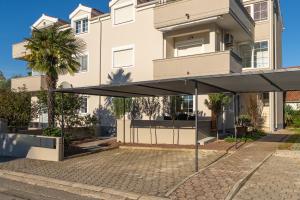 een gebouw met een luifel ervoor bij Apartment Sara Premium in Funtana