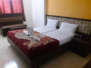 纳西克Hotel Saffronn的酒店客房带一张床,