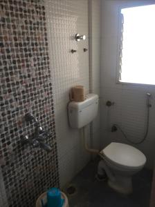 纳西克Hotel Saffronn的带马桶和窗户的小浴室