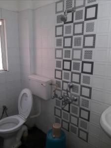 纳西克Hotel Saffronn的带马桶和水槽的浴室