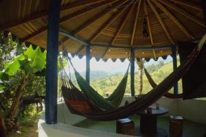 un'amaca è appesa a un edificio con vista di Casa Horizontes a San Carlos