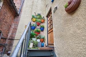 Un balcón o terraza en Host & Stay - The Little Townhouse