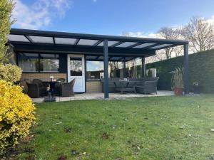 Сад в Moderner gepflegter Nr 142 ruhiger Bungalow, Strandnah mit großen, uneinsehbaren Garten, Terrassenüberdachung +37 фотографий