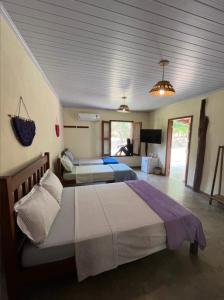 En eller flere senge i et værelse på Quintal dos buritis