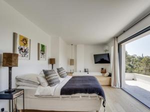 Ένα ή περισσότερα κρεβάτια σε δωμάτιο στο Luxury Villa Near Saint Paul De Vence +31 φωτογραφίες