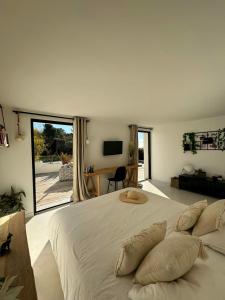 Ένα ή περισσότερα κρεβάτια σε δωμάτιο στο Luxury Villa Near Saint Paul De Vence