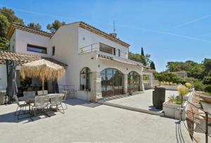 Το κτήριο όπου στεγάζεται  η παραθεριστική κατοικία