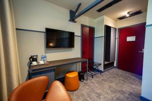 TV a/nebo společenská místnost v ubytování Hotel NOBO Tbilisi