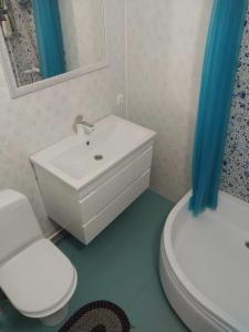 Un baño con lavabo blanco y inodoro. en Wohnung am Weinberg, en Sittensen