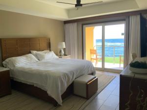 Un dormitorio con una cama con vista al mar. en Dawn Beach JW Marriott, en Oyster Pond 15 fotos más