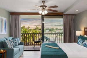 WaineeにあるLahaina Shores 426のベッドとバルコニーのある寝室 +44枚の写真