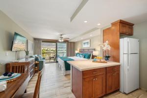 WaineeにあるLahaina Shores 426のキッチン、リビングルーム(ベッド1台、冷蔵庫付)
