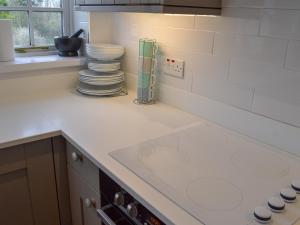 马拉扎恩科贝海滩度假屋的厨房台面上堆放着一摞盘子。