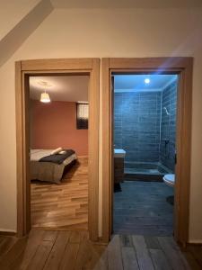 una camera da letto con un letto e un bagno con doccia di Taza Apartment Hotel With Restaurant & Parking a Taza