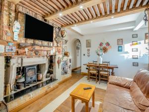 TV a/nebo společenská místnost v ubytování Bramley Cottage