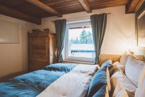 Un dormitorio con una cama y una ventana en Luxus Ferienhaus für Familie und Hund, en Bad Aussee