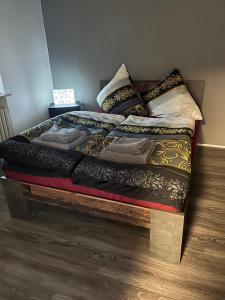 BürstadtApartment Wohlfühl-Nest的房间里有一张带枕头的床