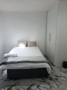 Postel nebo postele na pokoji v ubytování The Thaelo Villa