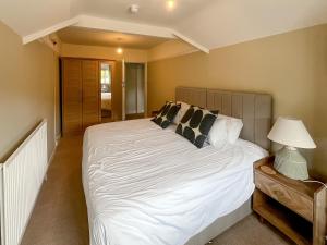 een slaapkamer met een groot wit bed met kussens bij Pine View - Uk50699 in St Margarets at Cliff +2 foto's
