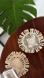 ein Holztisch mit zwei Glasflaschen darauf in der Unterkunft Priima in Ahangama